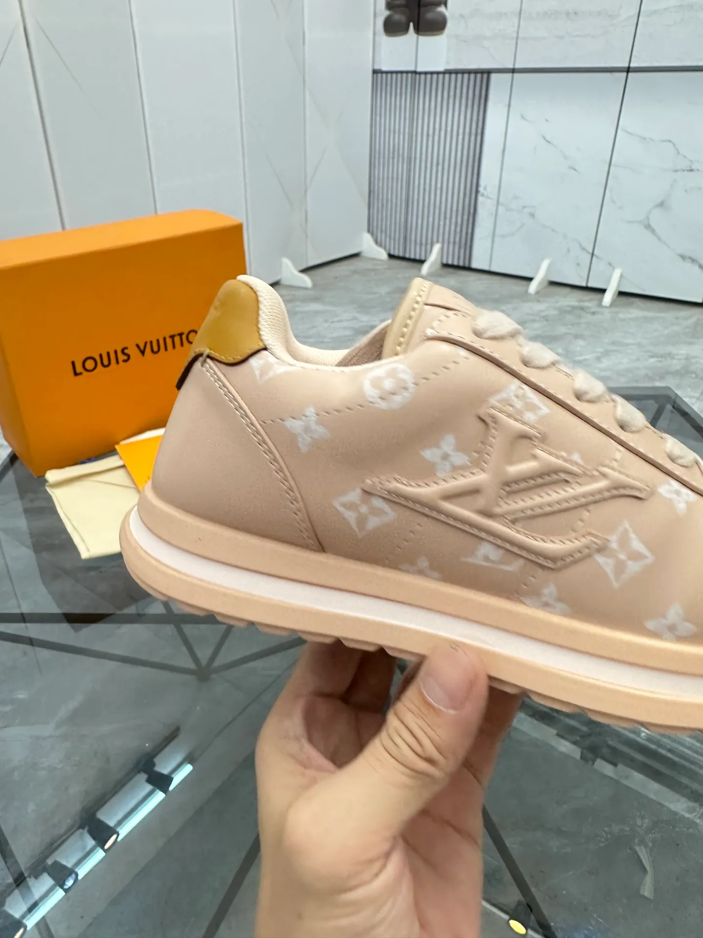 Men's shoes: 💰P700¥ Top quality Product trademark: LV* "Louis Vuitton*" low-top casual shoes Regular size: 35-45 (can be customized to 46) Couple style Product materials: Imported cowhide upper, breathable lining, original outsole. Number: two